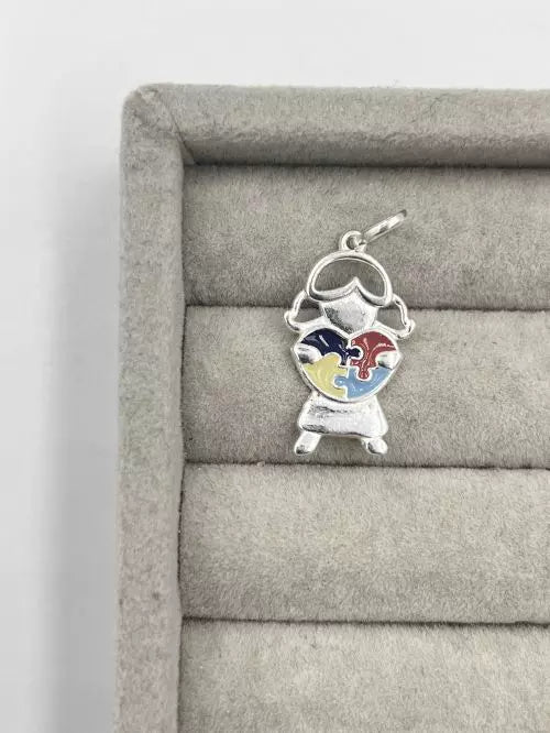 Pingente 012 menina homenagem ao autismo