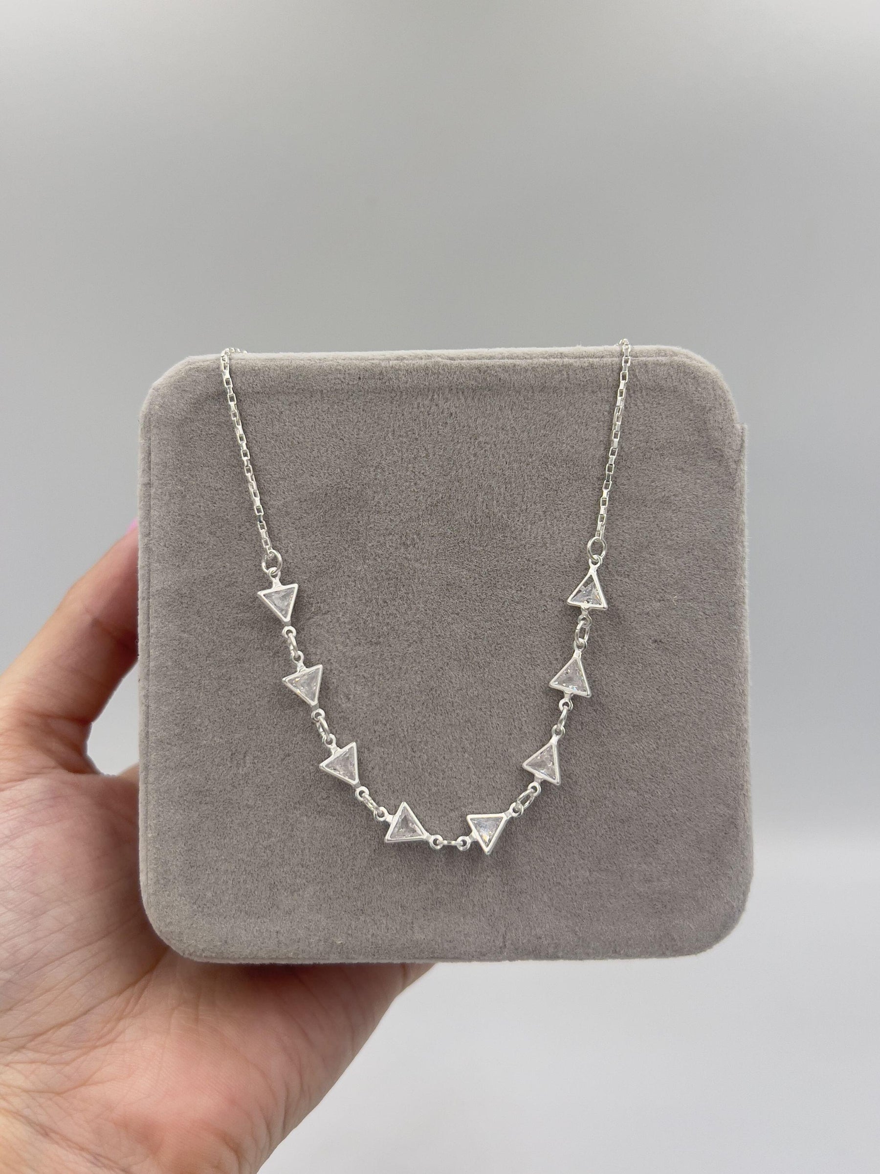 Colar 039 choker triângulo cristal