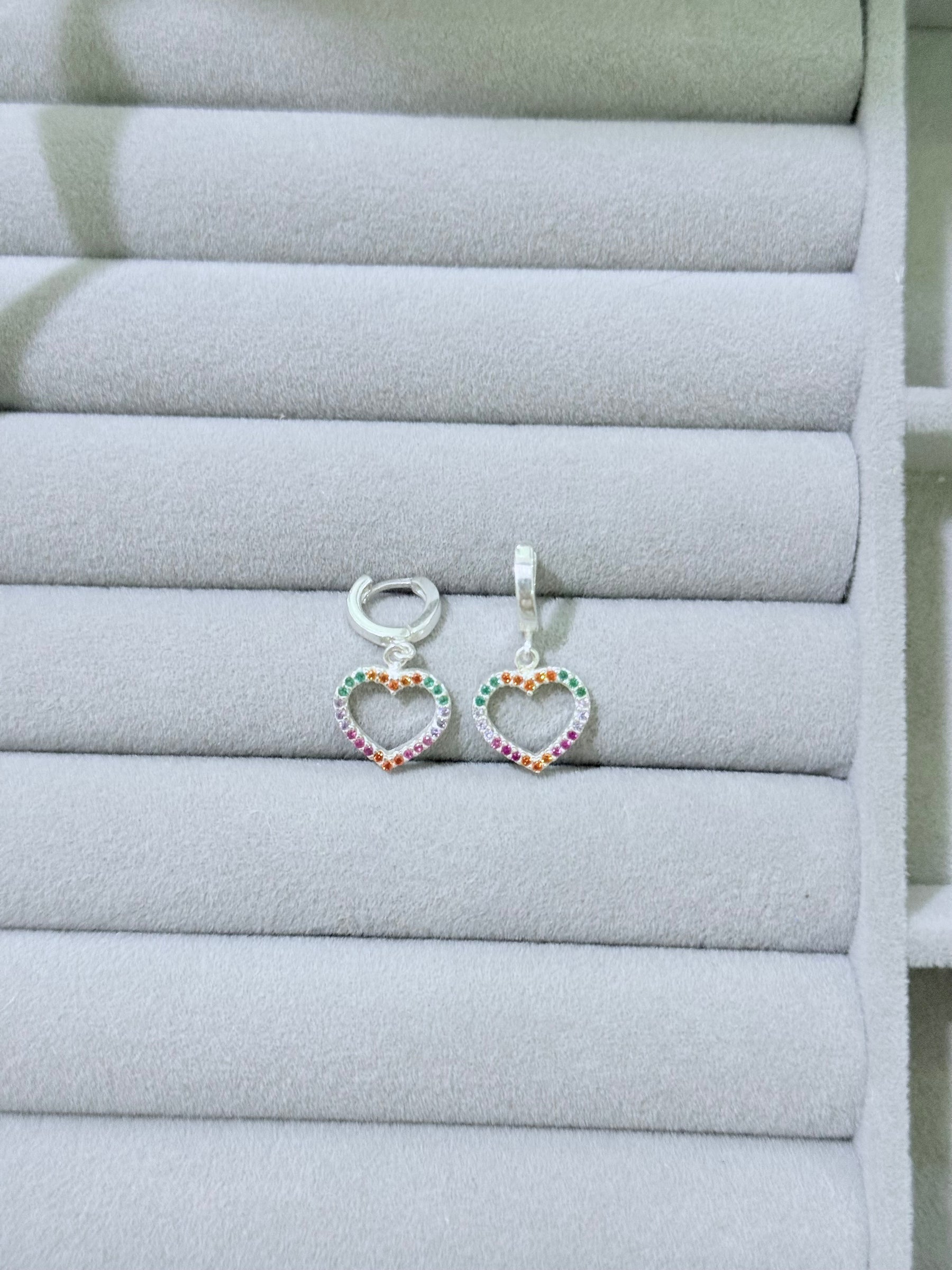 Brinco 0060 coração colorido