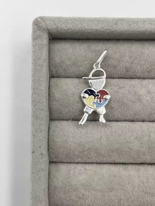 Pingente 012 menino homenagem ao autismo